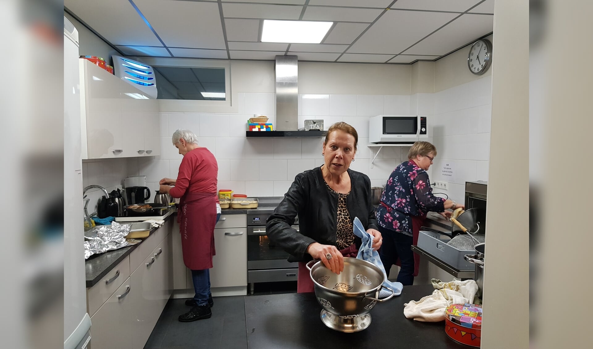 Iedere dinsdag staan de vrijwilligers in de SWL keuken in Bemmel.