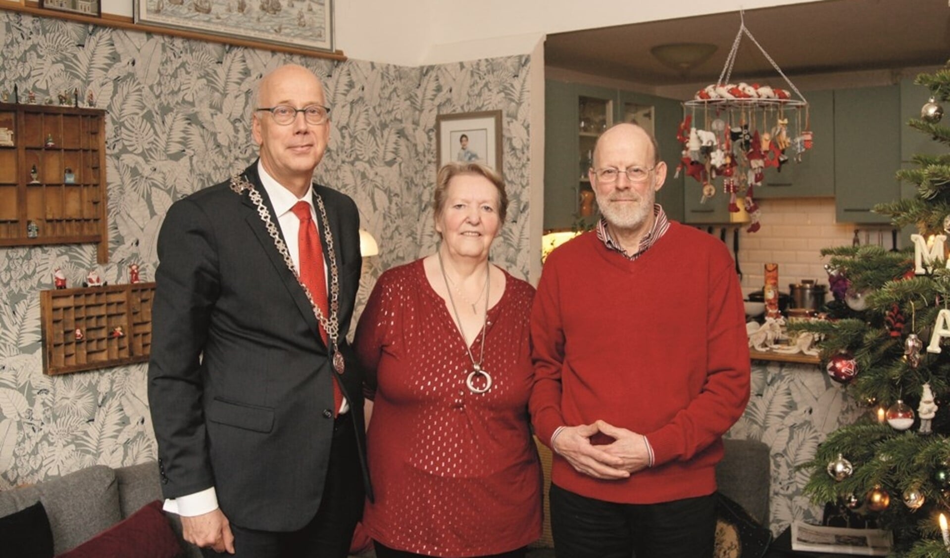 Burgemeester Arend van Hout kwam op bezoek om Jaap en Maria Eikenhorst te feliciteren.