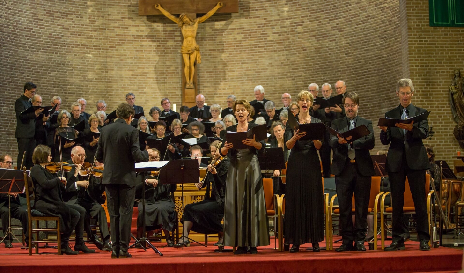 Het Nieuw Betuws Kamerkoor tijdens het Requiemconcert. (foto: Piet van der Horst)