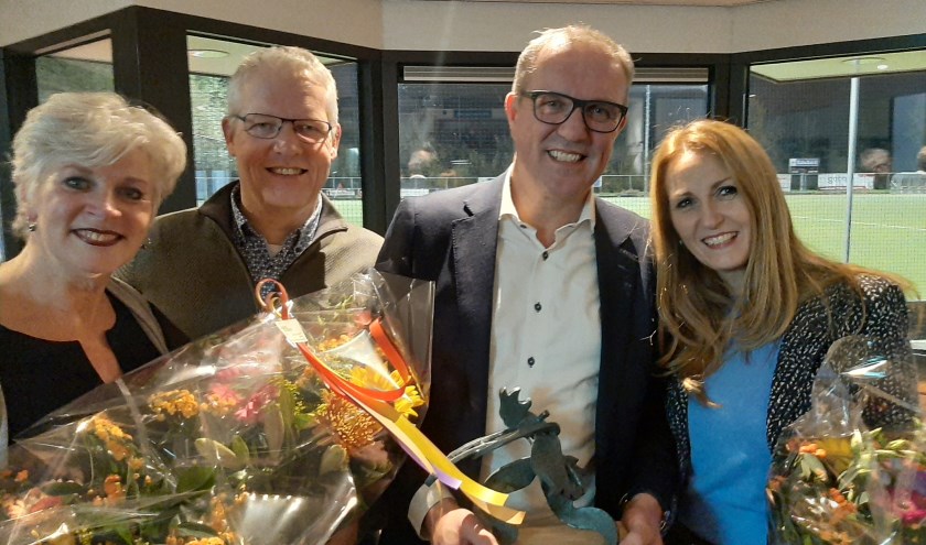 Op de foto Joris van Wijk, 2e van rechts. Hij wordt geflankeerd door de leden van verdienste: Marieke de Groot, Henk Rauw en geheel links Monique Melchior. (foto: Richard Spaan)