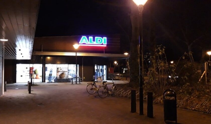 Donderdagavond werden bij de Aldi in Zevenaar de puntjes nog op de i gezet voor de heropening van vrijdagmorgen. (foto: Danny van der Kracht)