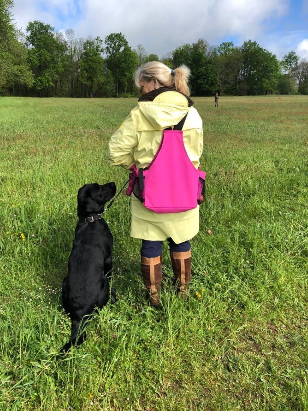 Hier zie je Marion met haar hond Tjibbe