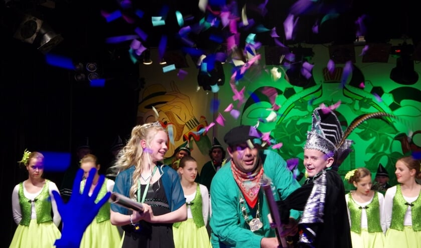 Van links naar rechts: Jeugdprinses Esmee, President Vincent Rietveld en Jeugdprins Jay de Partyknaller. (foto: Peter Ariese)