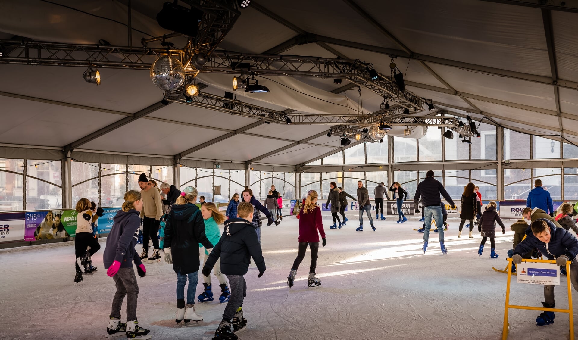 Schaatsen in het hartje van Elst. (foto: Jaleesa Freelance Fotografie)