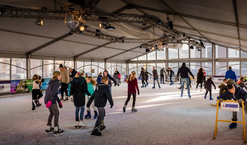 Schaatsen in het hartje van Elst. (foto: Jaleesa Freelance Fotografie)
