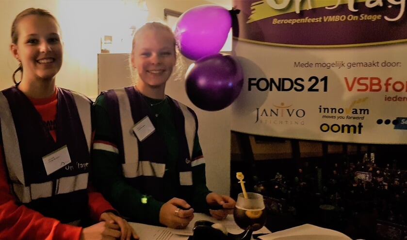 Naomi en Julia op de beursvloer. (foto: Bernadette Egelmeers)