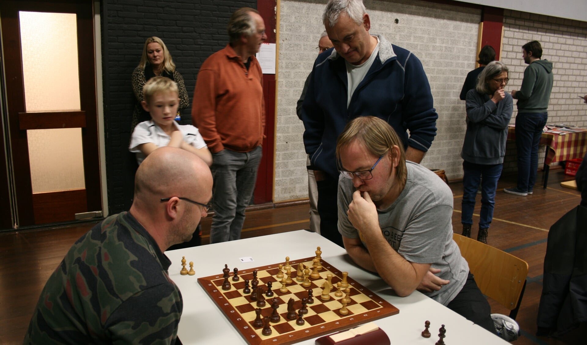 Jaap Houben (l) in duel met Bram van den Berg. Zoon van Jaap ziet dat zijn vader gaat winnen. (foto: Huub Blom)