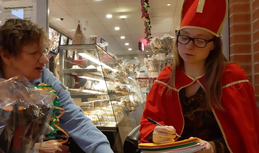 Marjolein Pieks dichtend als Sinterklaas. (foto: MariannA Bakker)