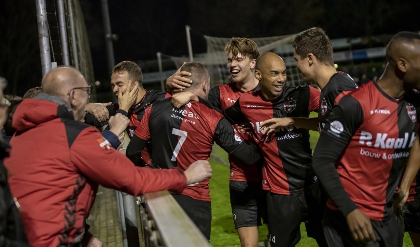 07 december: De Treffers - Spakenburg: Groesbeek De Treffers viert de 3-0 van Coen Maertzdorf, (nr. 7). (foto: Jan Peters)