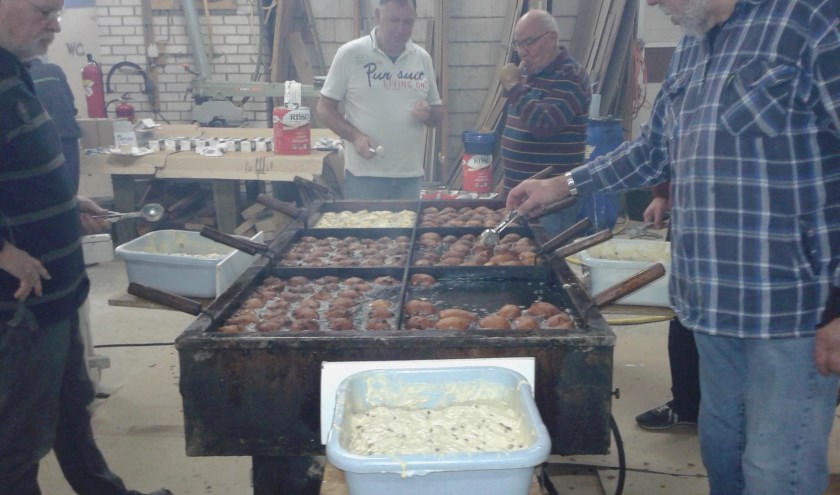 Oliebollenbakkers aan het werk. (foto: Muziekvereniging Kunst na Arbeid)
