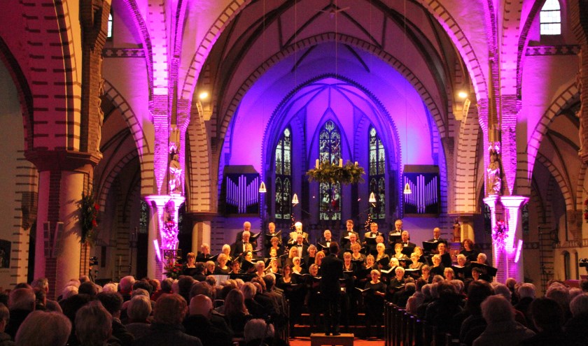 Kerstconcert Vivace in sfeervol verlichte kerk. (foto: Karola Hendriks)