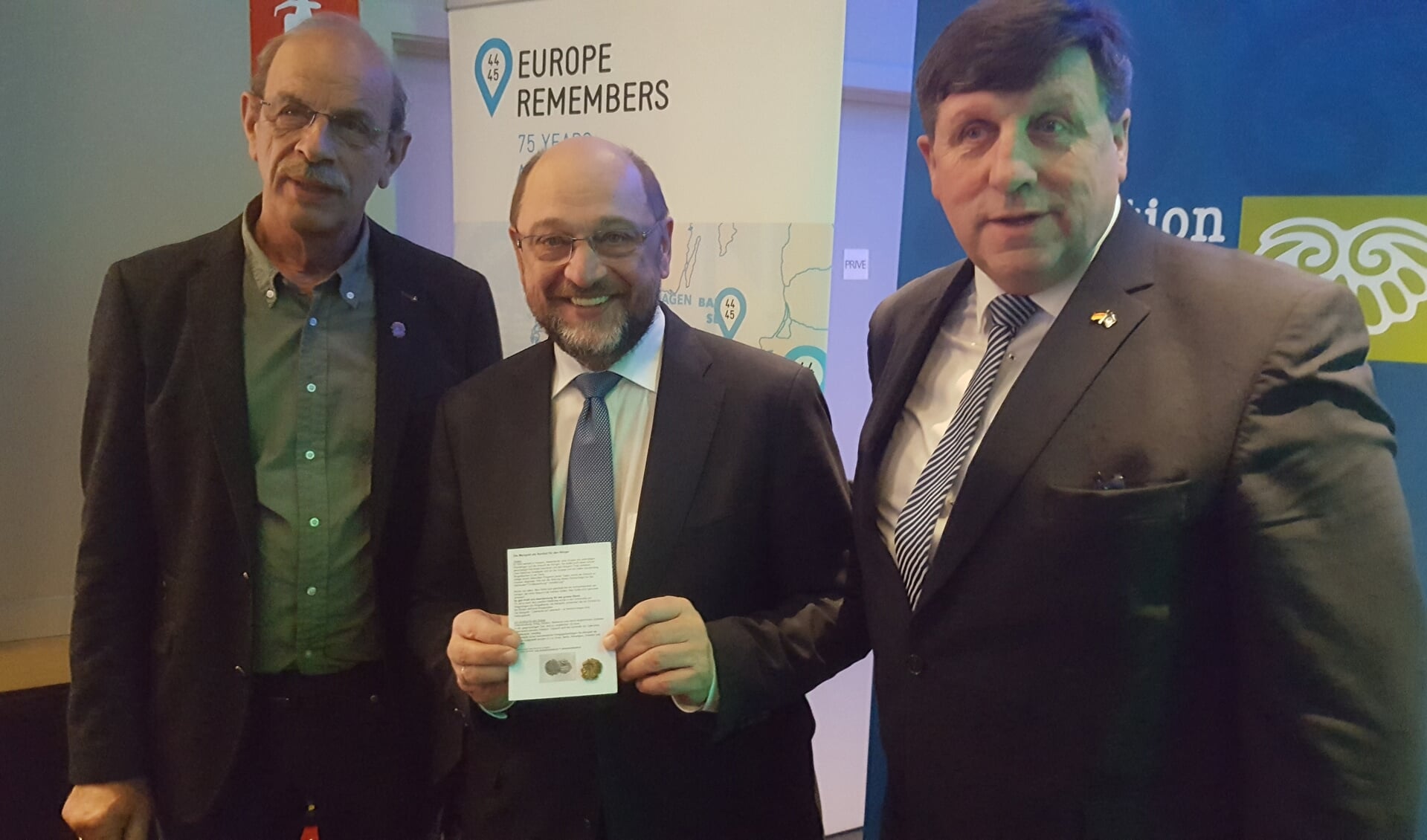 Martin Schulz ontvangt de Marigold van Martien van Hemmen en Ulrich Francken. (Euregio Rijn Waal) (foto: Jan in 't Hout)