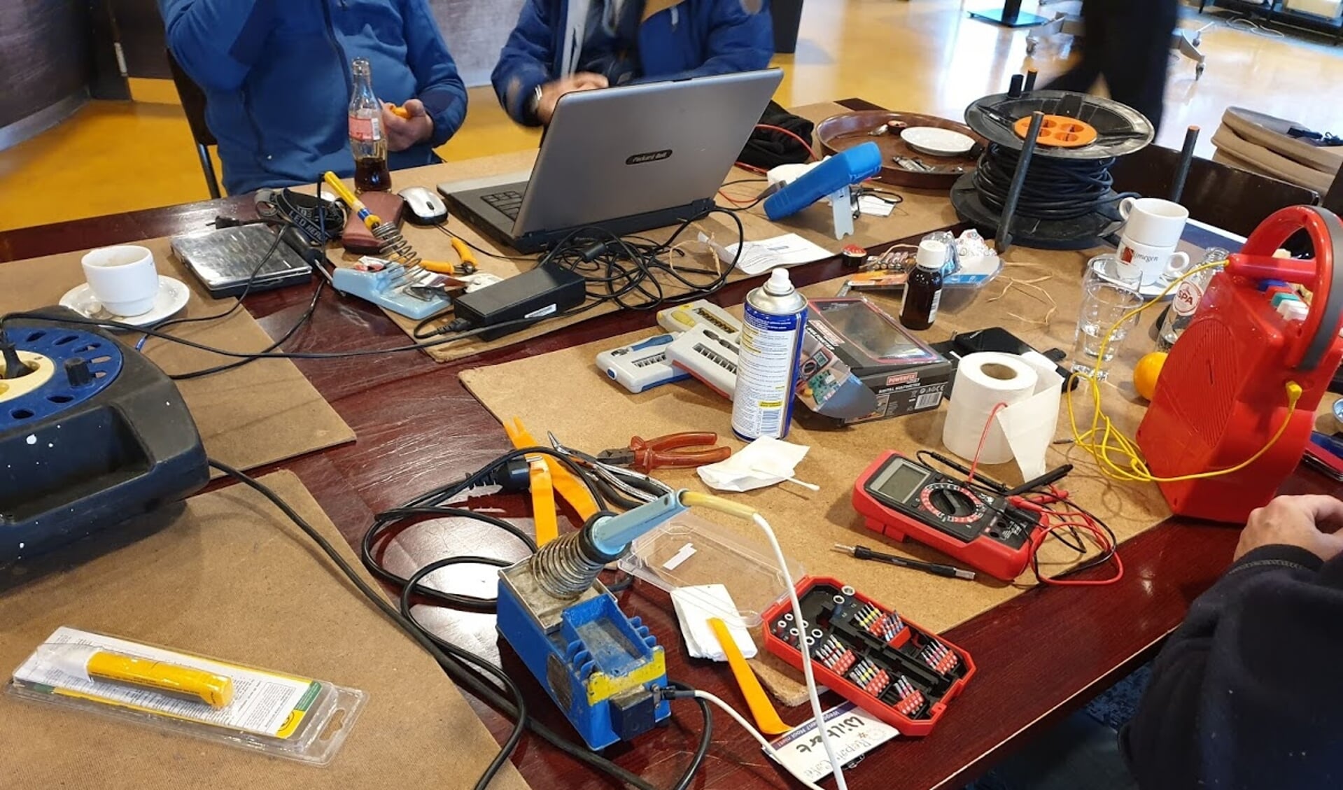 Elektronica ter reparatie. (foto: Peter Duteweerd)