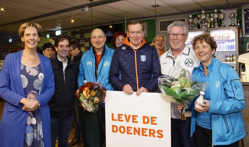 Erna van der Wielen en Matthias Meijer worden door minister Bruins en gedeputeerde Markink in het zonnetje gezet. (foto: Niels Sparnaaij/Foto Mireat)