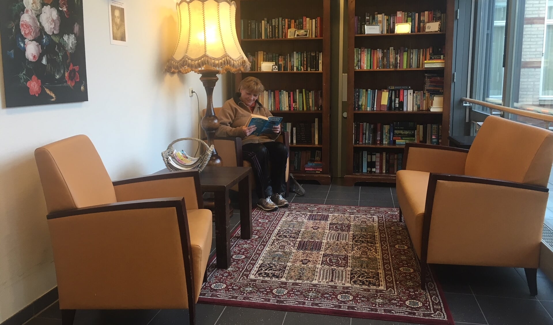Een bezoekster van De Lingehof, die een boek leest in ons boeken-ruil-kast hoekje. (foto: Bianca)
