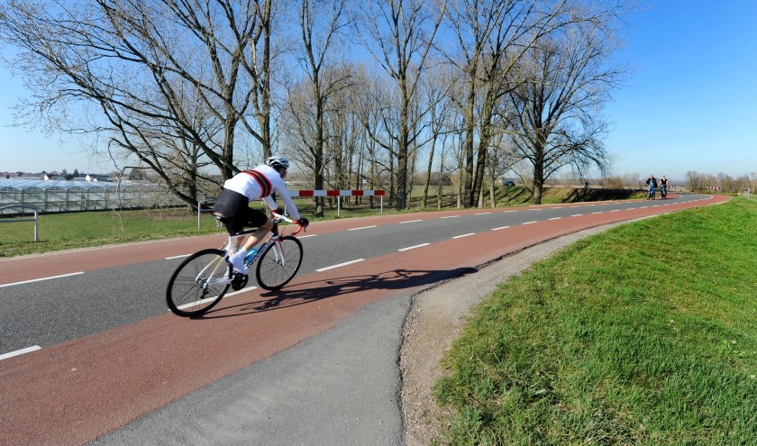Voor meer fietsstroken in Lingewaard moeten fietsers nog een paar jaar geduld hebben. (foto: Sjaak Veldkamp)