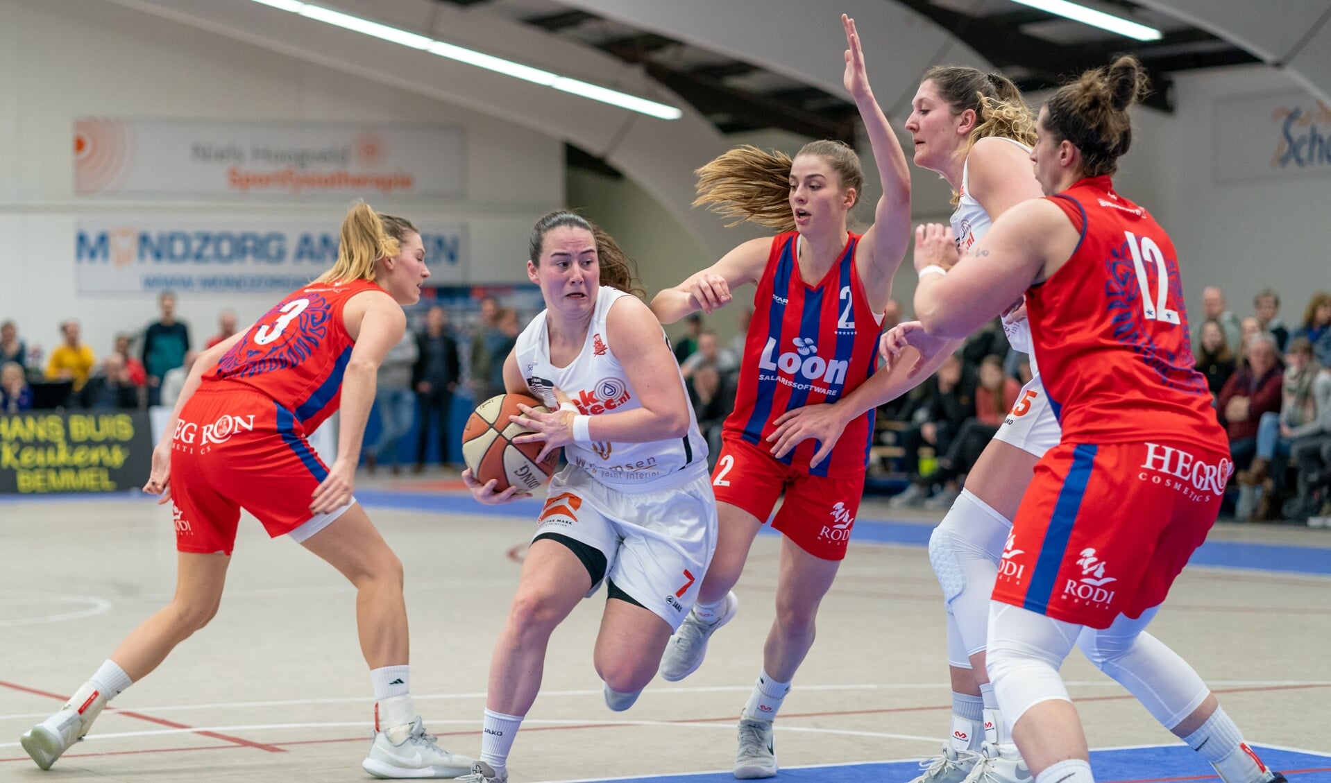 Speelster Anne van Vlijmen tegen Loon LIons. (foto: Fons Sluiter)