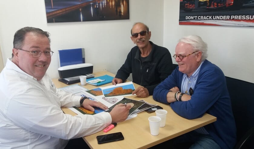 Jacco Verhaaff en leden van het Exoduscomité bestuderen de tekeningen. (foto: BordBusters)