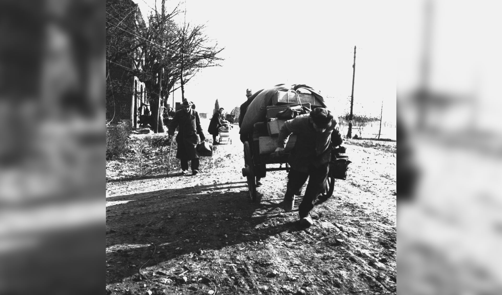 Vluchtelingen in het Nederlands-Duitse grondgebied. (foto: Archief Bevrijdingsmuseum Groesbeek)