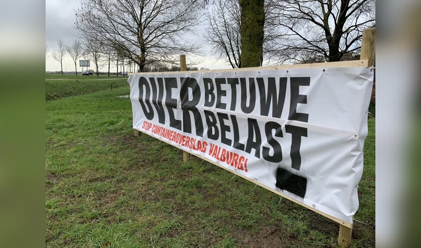 Spandoek van de bezorgde bewoners van Overbetuwe Overbelast bij de Wolfhoeksestraat. (foto: Overbetuwe Overbelast)