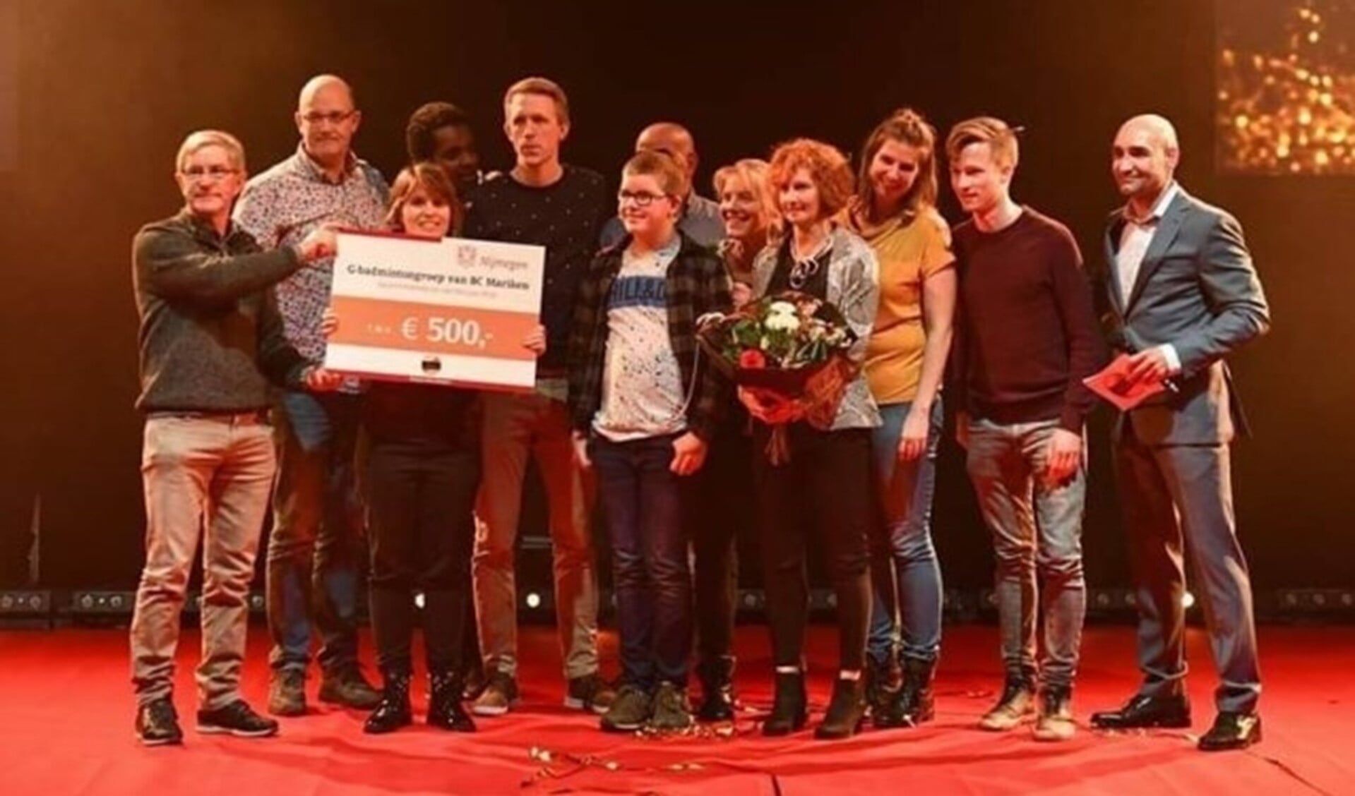 Vertegenwoordigers van BC Mariken zijn blij met de Sportinitiatiefprijs. (Foto Karim) 