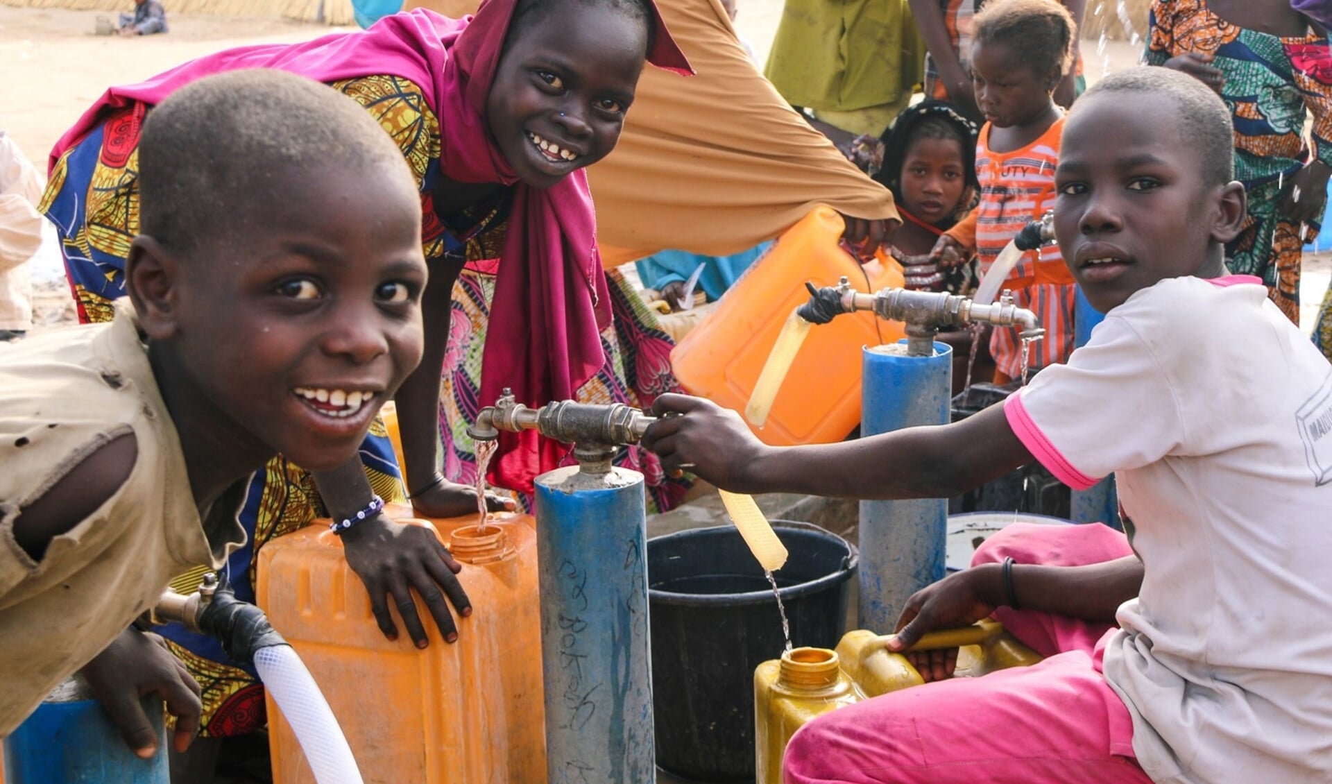Nigeriaanse kinderen bij een waterput. (foto: ZOA)