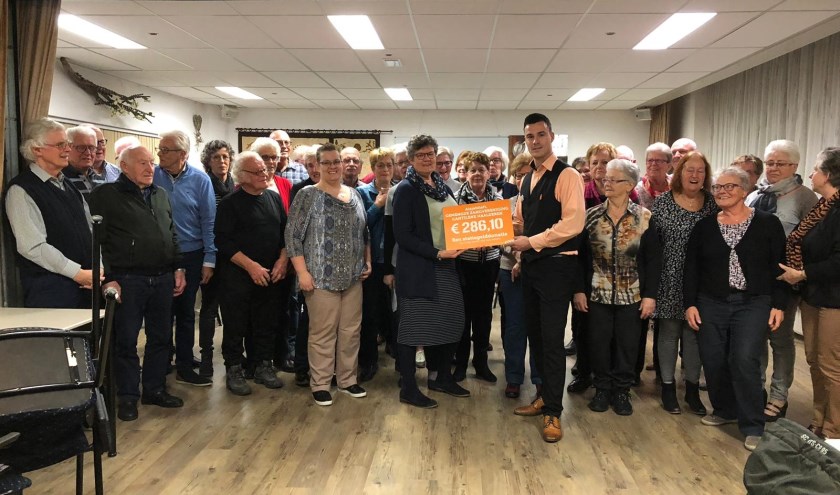 Overhandiging waardecheque. (foto: Cantilene Haalderen)
