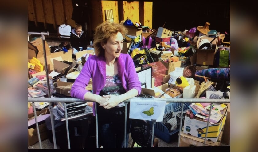Sylvia Eeuwes en een deel van de gedoneerde spullen.