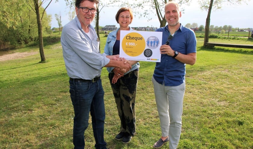 Overhandiging cheque aan UTMW. (foto: Benno Arends)