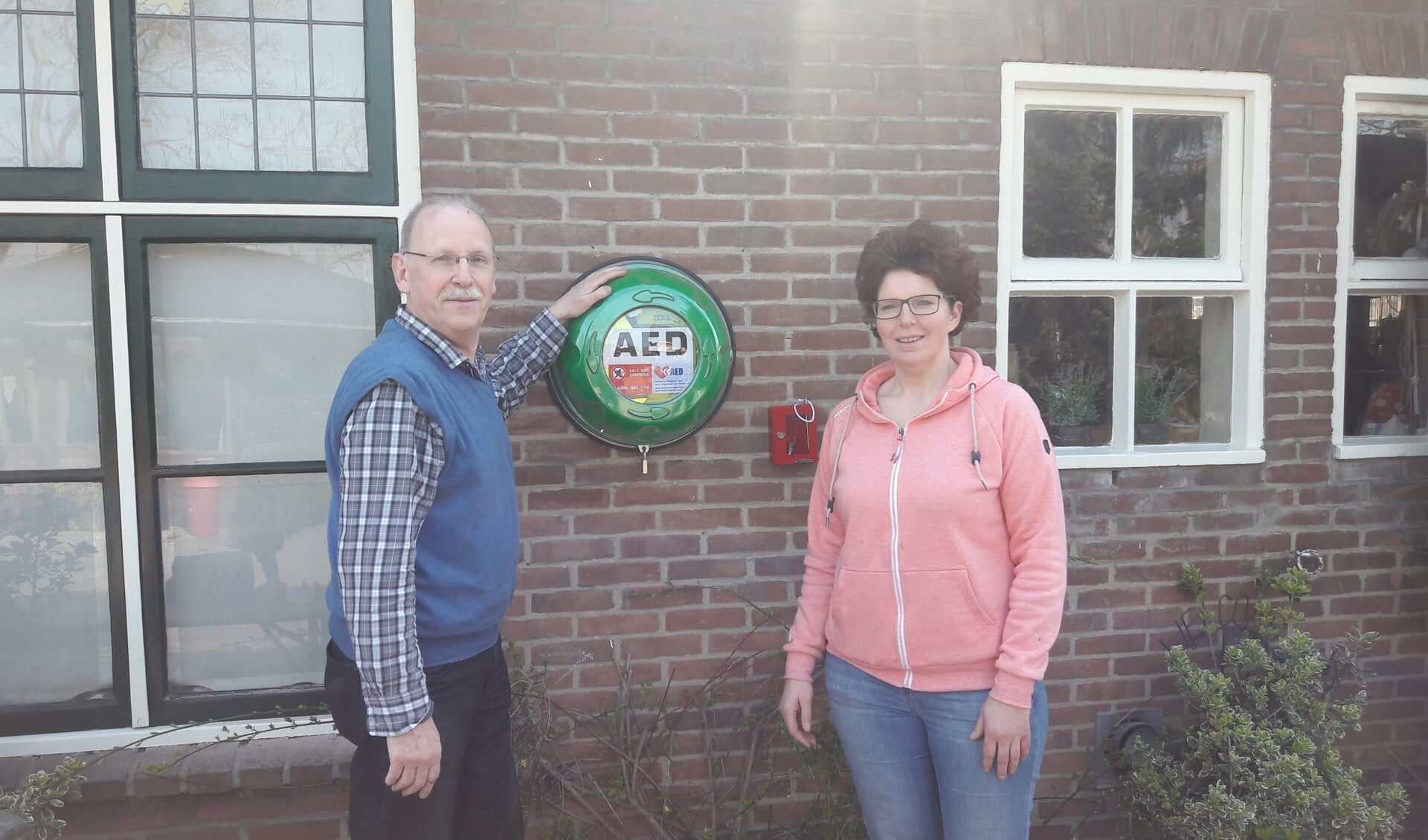 Nico en Yvonne presenteren de AED. (foto: Alfred van Moerkerk)