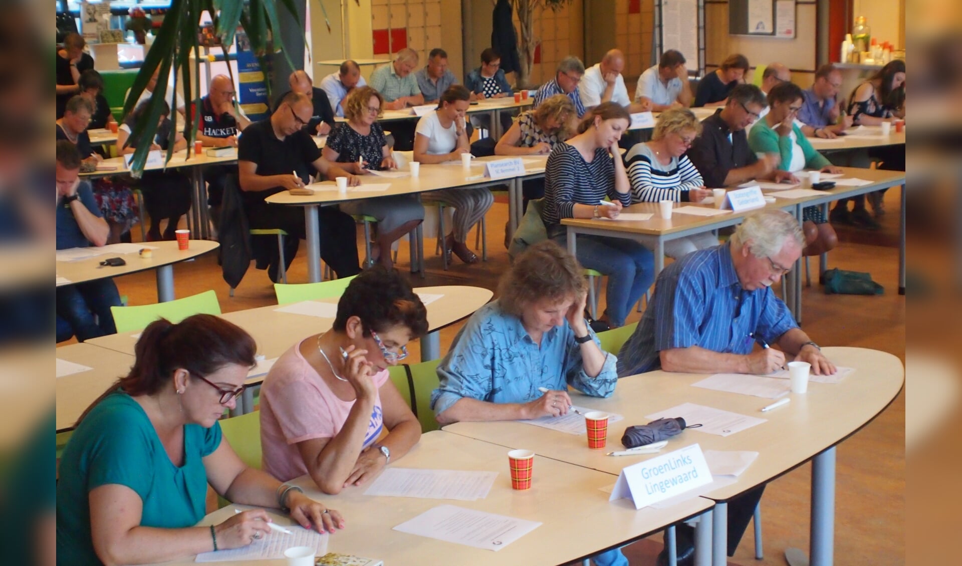 Schrijvende deelnemers dictee 2018. (foto:  Clemens Hendriksen)