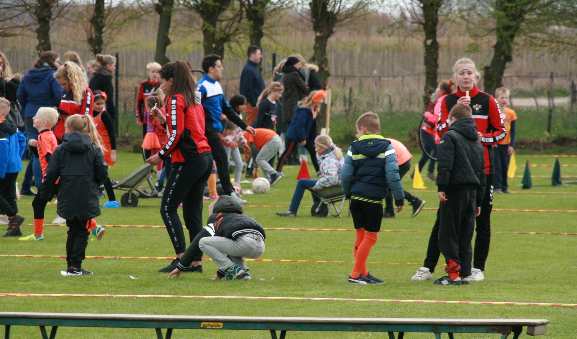 Kinderen nemen deel aan de activiteiten van de Koningsspelen. (foto: HPC Zetten)