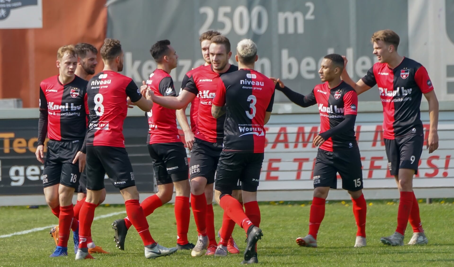 De Treffers v Jong Vitese: Groesbeek2de divisie   2018-2019 (l-R)Coen Maertzdorf van De Treffers wordt gefeliciteerd met zijn 2. (Foto: Jan Peters)