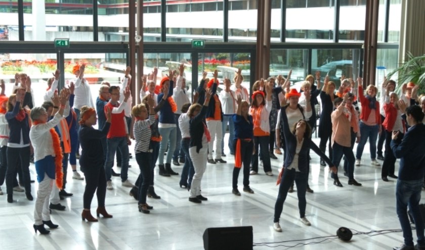 Optreden Popkoor o|two|six stadhuis - Koningsdag 2017 (foto: Addy Landzaat)
