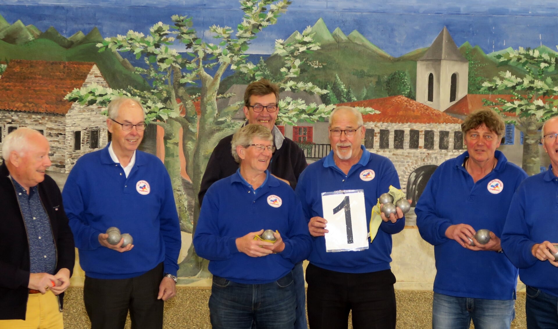 De kampioenen: Frans Krol, Jan Berends, Ben Peters, Simon Kouwenhoven, Henk van der Kemp, Ton Sluiter en  Geert Arends. (foto: JBC Lingewaard)