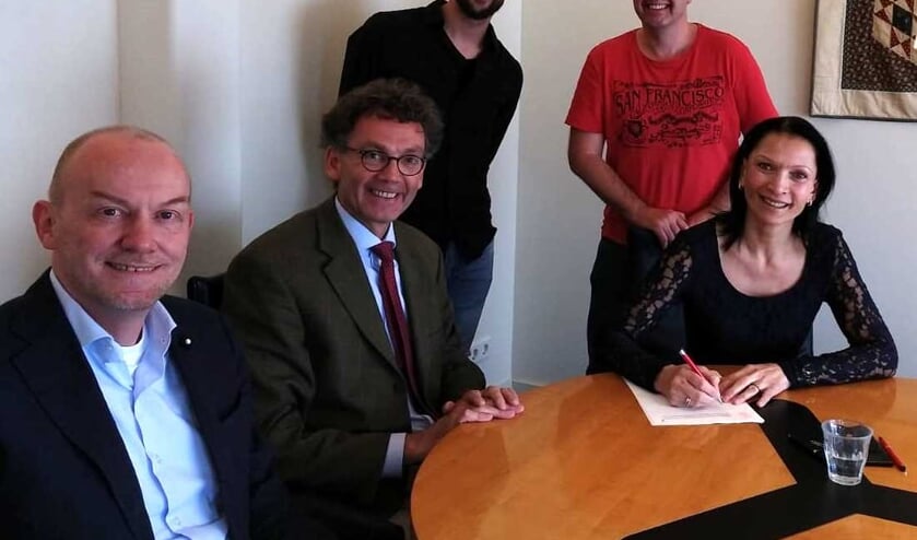 Onder toeziend oog van Evert Oldenburger en Han Castrop van Notarissen Elst tekent het bestuur van Speeltuin Elstervreugd de akte voor de oprichting van de stichting. Van links naar rechts: Evert Oldenburger (notaris), Han Castrop (notaris), Tim Timmer (penningmeester), Ron Hebben (voorzitter), Meredith Wolff (secretaris) en Kristel Schuiling (afwezig op de foto, algemeen bestuurslid en marketing).