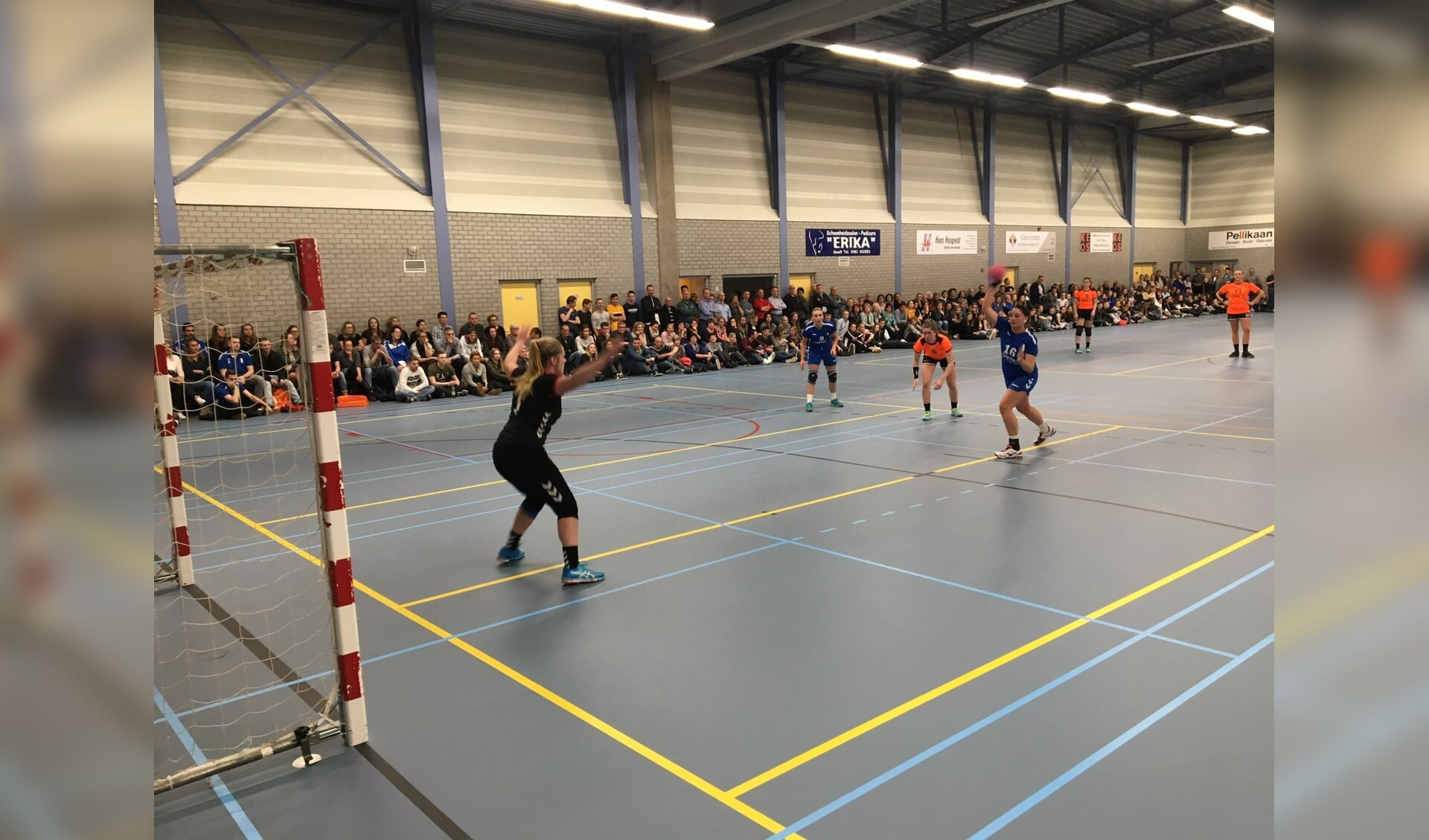 Een tjokvolle sporthal en een spannend wedstrijdverloop bij de laatste derby tussen HV Angeren en HV Huissen. 