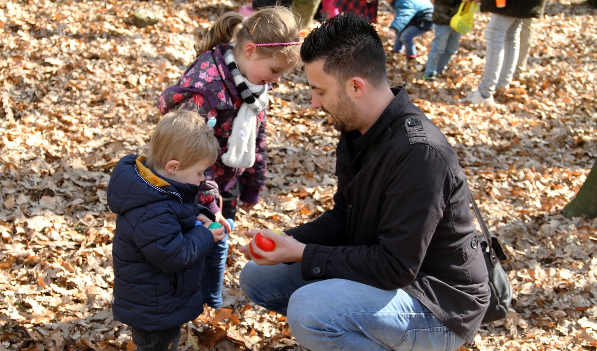 Kinderen vinden de paaseieren in het bos, gezellig samen met hun vader of moeder. (foto: Jolanda Tebbens)