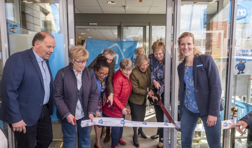 Onder toeziend oog van supermarktmanager Falco Otterloo en zijn assistente Ruth Hertog openden klanten de vernieuwde Albert Heijn in Arnhem-Vredenburg. (Foto: Albert Heijn/ Ruben Schipper)