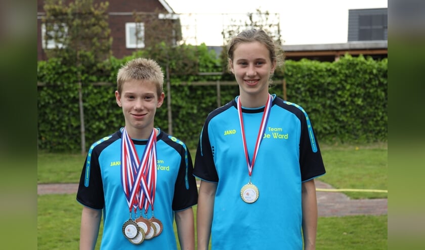 Marijn en Eline met hun medaille-oogst. (foto: Sander Baas)
