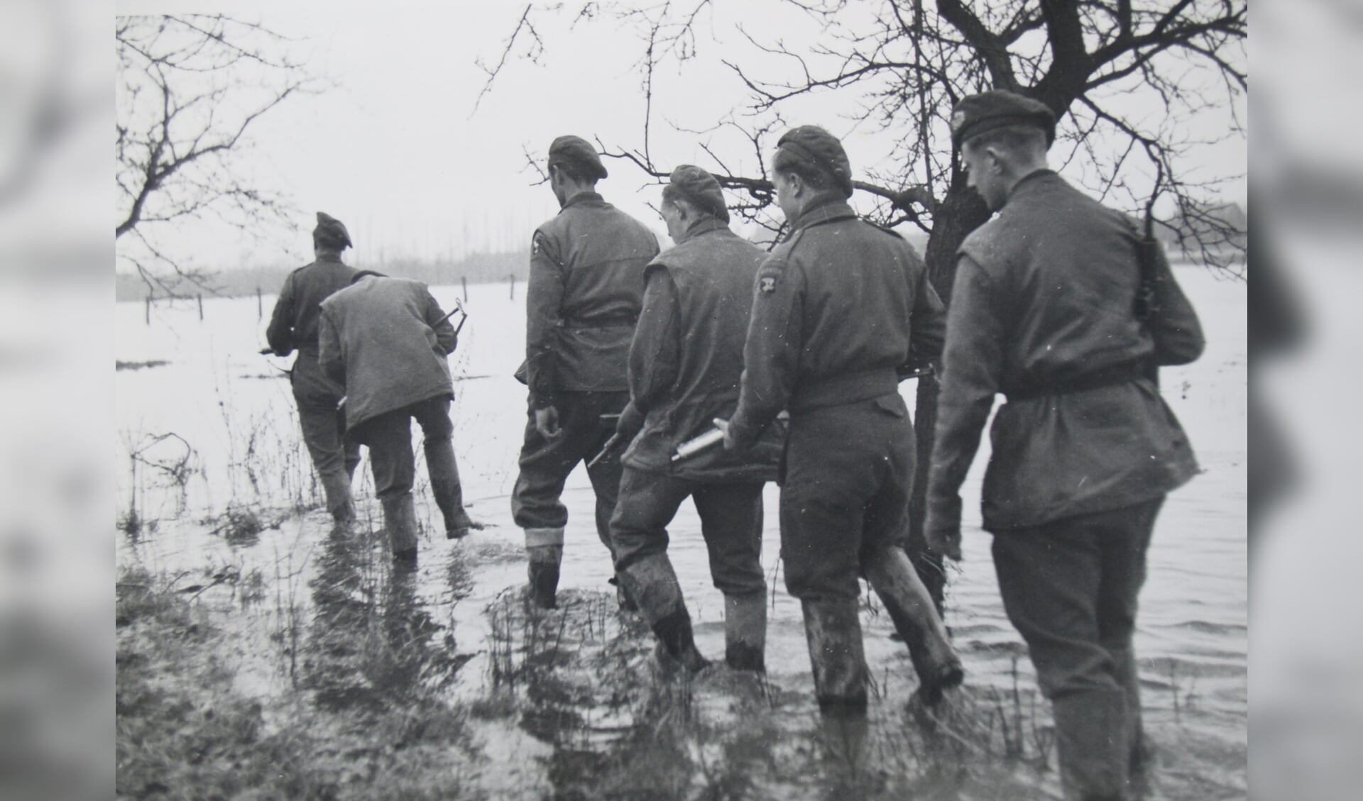 Britse soldaten waden door het overstroomde niemandsland. (foto: Ferdinand van Hemmen)