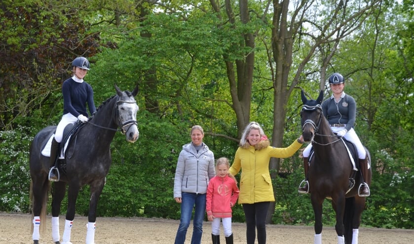 Adelinde en Jill met drie van de deelneemsters. (foto: Ivonne Hol)
