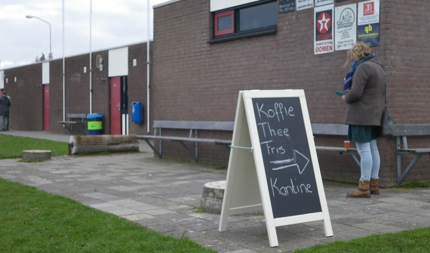 Oude gebouw met verwijzing naar een verder weggelegen koffiehoek. (foto: Jan Coenen)