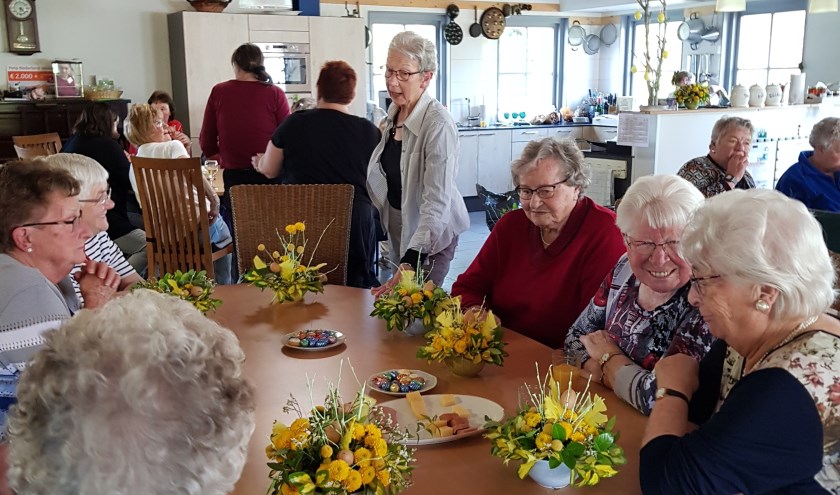 Gasten met zelfgemaakte bloemstukjes. (foto: Cora Sluiter)