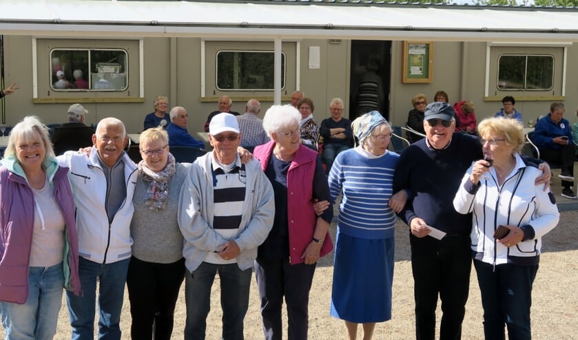 Prijswinnaars: Ria van de Pavert, Henk Hof, Marian Staring, Jan Wijnnobel, Mimi Dikotter, Ria Lippmann, Frans Krol en Thea Reymers. (foto: JBC Lingewaard)