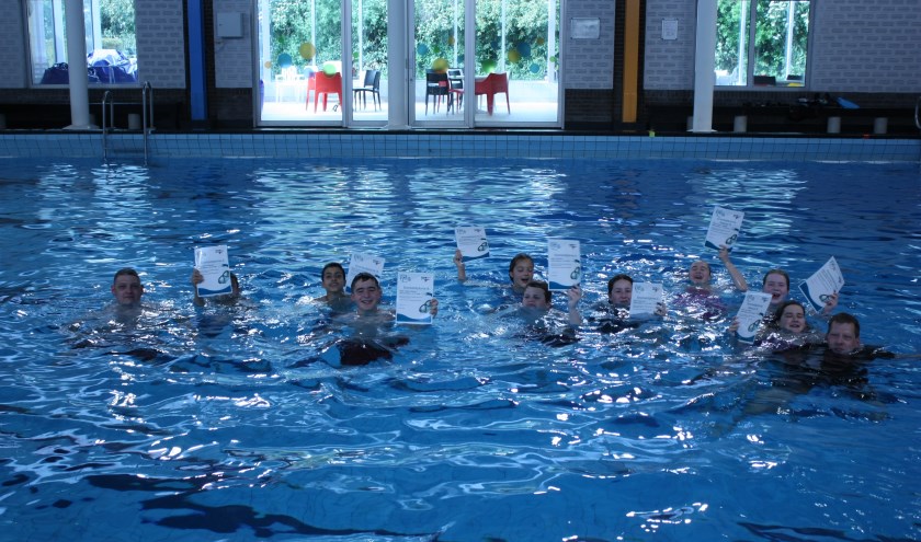 Negen jonge snorkelduikers met hun trainers. (foto: pr duikteam Sub Aqua Libera)