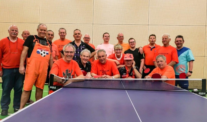 De meeste deelnemers waren gehuld een oranje outfit. (foto: Henk Buiting)