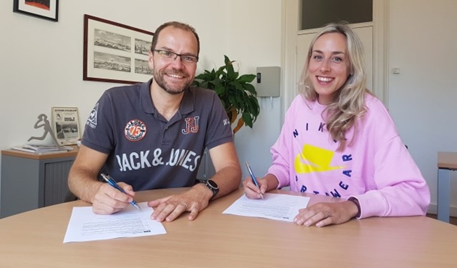 Susan Krumins en Alexander Vandevelde bij de ondertekening van het contract. 