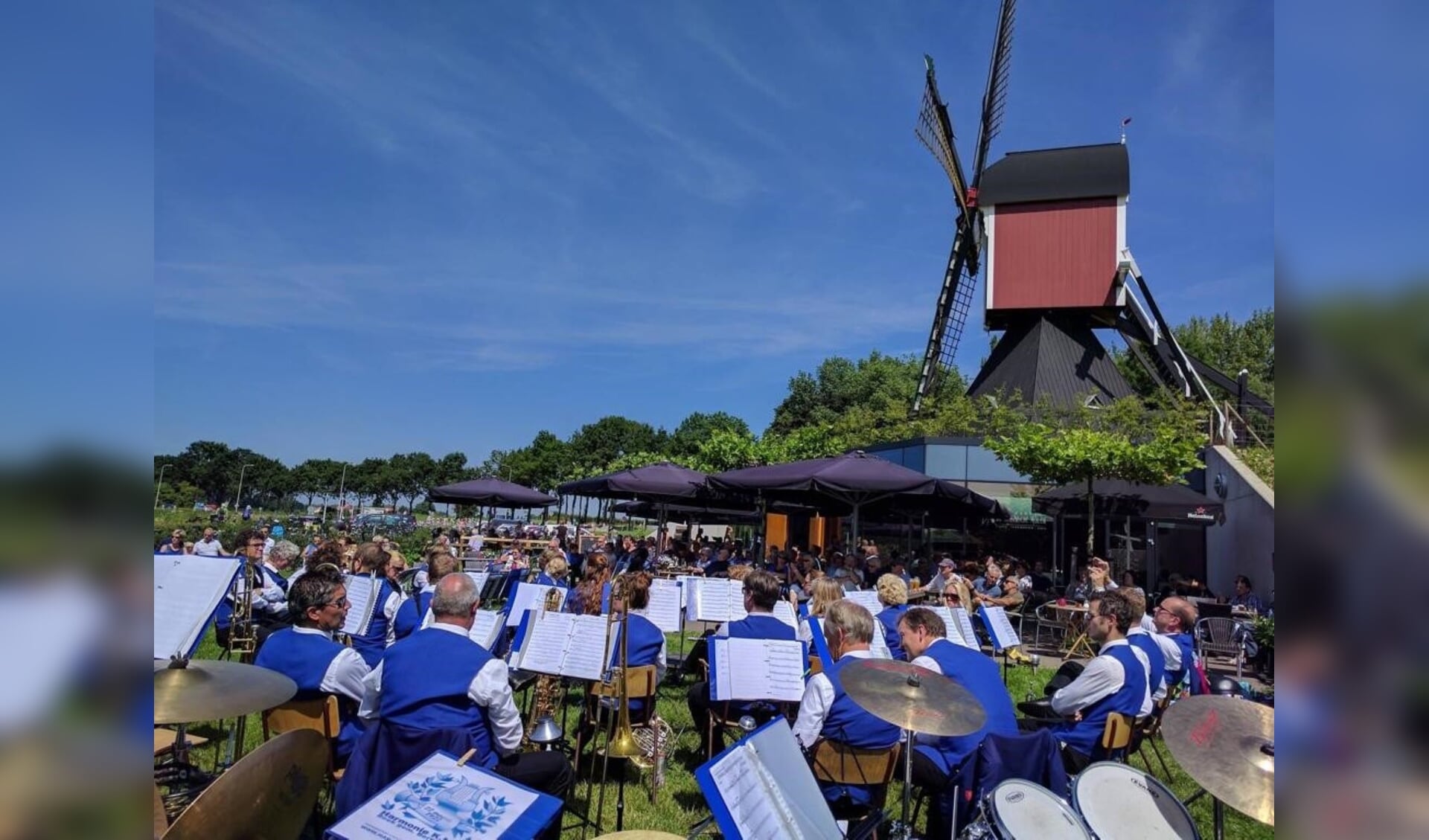 Orkest en molen. (foto: Thea van Driel)