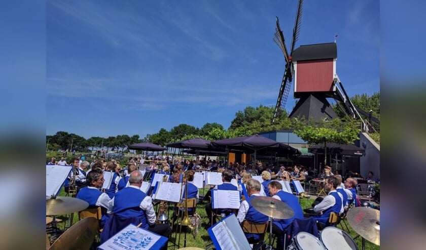 Orkest en molen. (foto: Thea van Driel)